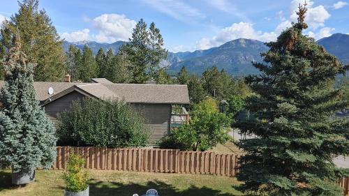 East Kootenay House | Invermere, BC On the Lake! Luxury 4 Bedroom Vacation Home with Panoramic Mountain Views! Walk to Town, Shopping, Tennis, Volleyball, Pickle Ball, Dining, Bakery, Pubs, Swimming, Boating, Hiking, Fish, Biking, Hot Springs! Construction Trades Welcome