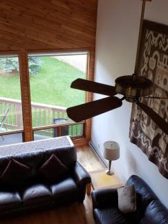 East Kootenay House | Invermere, BC On the Lake! Luxury 4 Bedroom Vacation Home with Panoramic Mountain Views! Walk to Town, Shopping, Tennis, Volleyball, Pickle Ball, Dining, Bakery, Pubs, Swimming, Boating, Hiking, Fish, Biking, Hot Springs! Construction Trades Welcome