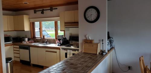 East Kootenay House | Invermere, BC On the Lake! Luxury 4 Bedroom Vacation Home with Panoramic Mountain Views! Walk to Town, Shopping, Tennis, Volleyball, Pickle Ball, Dining, Bakery, Pubs, Swimming, Boating, Hiking, Fish, Biking, Hot Springs! Construction Trades Welcome