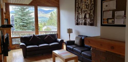 East Kootenay House | Invermere, BC On the Lake! Luxury 4 Bedroom Vacation Home with Panoramic Mountain Views! Walk to Town, Shopping, Tennis, Volleyball, Pickle Ball, Dining, Bakery, Pubs, Swimming, Boating, Hiking, Fish, Biking, Hot Springs! Construction Trades Welcome