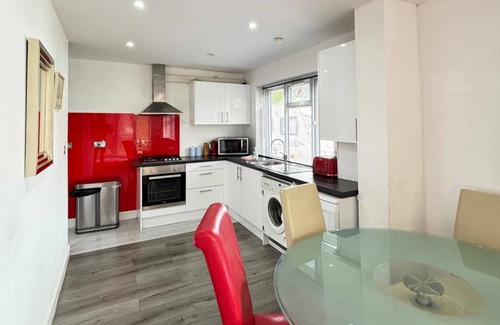 Lacey Green House | Inviting 2-bed Fully Furnished House-high Wycombe