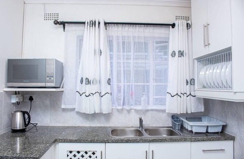 Target Area Apartment | Inviting 3-Bed Apartment In The City