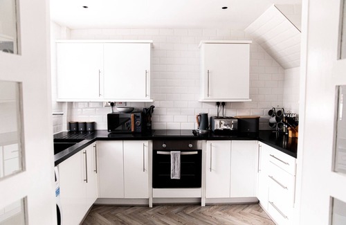 Offerton House | Inviting 3-Bed House in Manchester