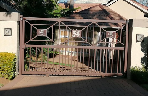 Kempton Park House | Inviting 3-bed House in Kempton Park