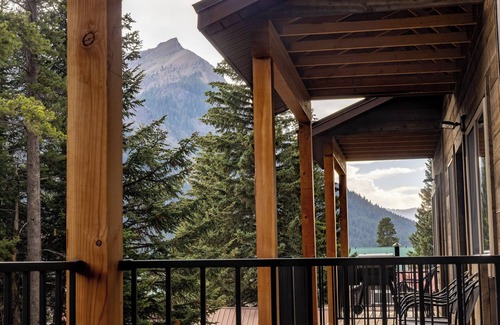 Cooke City-Silver Gate Cabin | Inviting 3-Bedroom Retreat with Mountain Views – Minutes from Yellowstone’s Northeast Entrance