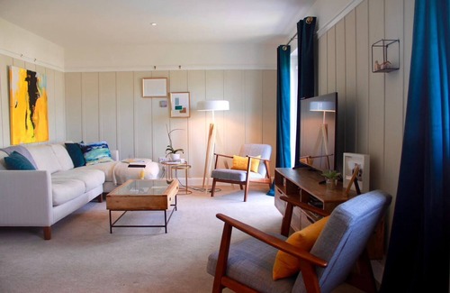 Kirkliston House | Inviting 4 bed home for Edinburgh Fringe Festival & Scotland Exploration