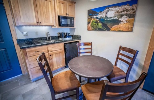 Mammoth Lakes Hotel | Inviting Alpine Room Near Devils Postpile & Scenic Hiking Trails in Mammoth