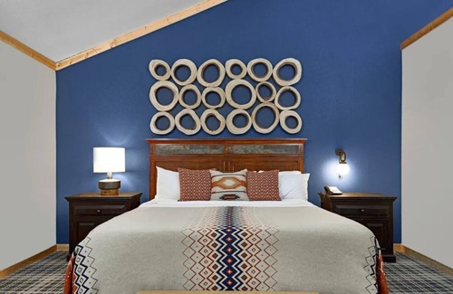 Mammoth Lakes Hotel | Inviting Alpine Room Near Devils Postpile & Scenic Hiking Trails in Mammoth