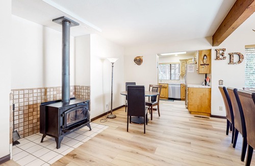 Cedar Glen House | Inviting alpine escape with fireplace, game room, deck, firepit & washer/dryer