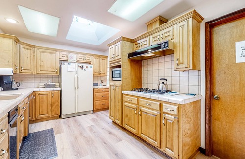 Cedar Glen House | Inviting alpine escape with fireplace, game room, deck, firepit & washer/dryer