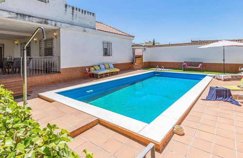 Guillena House | Inviting and comfortable cottage with all amenities for a successful vacation.