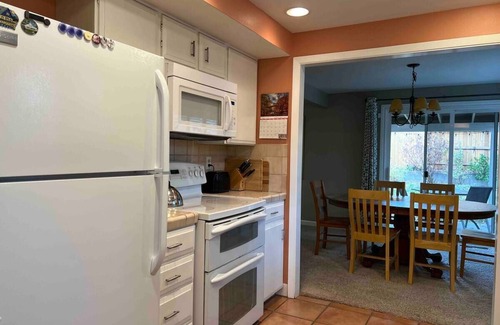 Reno House | Inviting and relaxing 3 bed 2 bath home in a lovely quiet neighborhood.