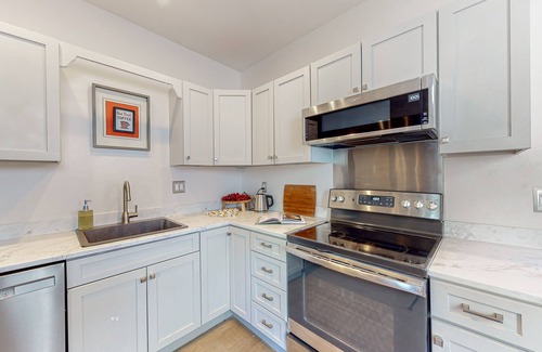 Parkside Apartment | Inviting apartment with full kitchen, porch, convenient location, & fast WiFi