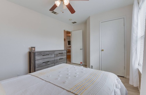 Southeast Arlington House | Inviting Arlington Home w/ Furnished Patio