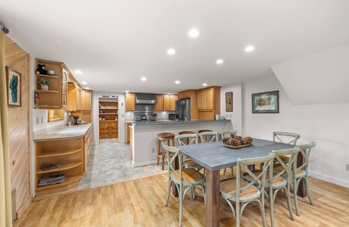 Truckee Cabin | Inviting Cabin w/A/C at Northstar | Spacious Kitchen | Close to Golf and Mtn Biking | Sleeps 6