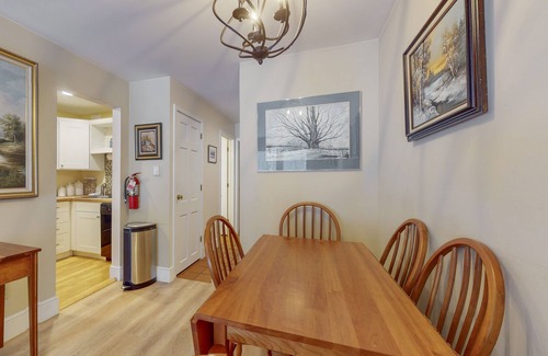 Warren Condo | Inviting condo near skiing and golf, with fireplace and deck
