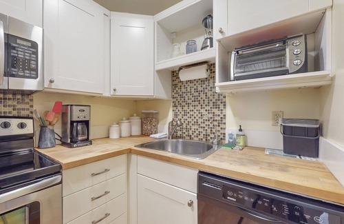 Warren Condo | Inviting condo near skiing and golf, with fireplace and deck