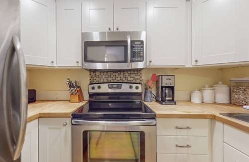 Warren Condo | Inviting condo near skiing and golf, with fireplace and deck