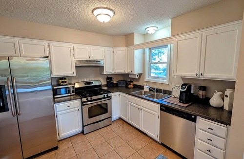 Maple Grove House | Inviting Cozy House in the Heart of Maple Grove