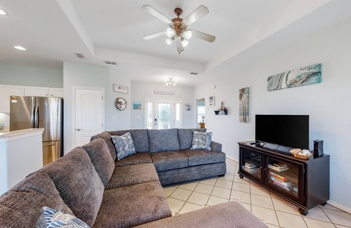 Laguna Vista Condo | Inviting dog-friendly getaway with screened sunroom, pool, pickleball, & tennis