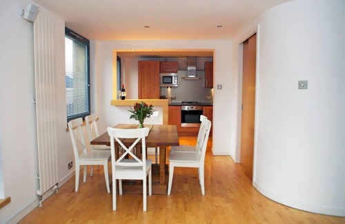 New Town Apartment | Inviting Flat with Parking in Canonmills