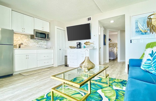 Belleair Beach Condo | Inviting Gulf-front condo with pool, beach access, private balcony & central AC