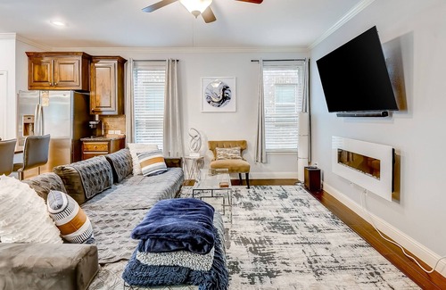 South Arlington House | Inviting home with golf nearby, full kitchen, patio, central AC, & W/D
