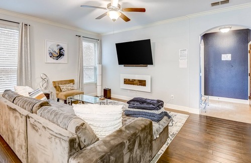 South Arlington House | Inviting home with golf nearby, full kitchen, patio, central AC, & W/D
