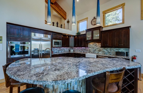 Ponderosa Palisades House | Inviting home with golf course views, large deck, & modern interior