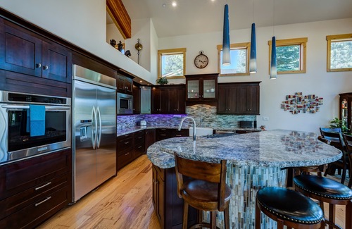 Ponderosa Palisades House | Inviting home with golf course views, large deck, & modern interior