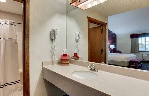 Johnston Hotel | Inviting Johnston Lodging with Local Bar & Patio Space, Easy Access to I-35