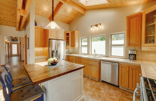 Manchester House | Inviting Manchester Home w/Hot Tub Near Beach!