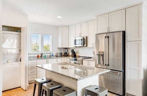 Marathon Condo | Inviting oceanfront condo with pool, dock, balcony, & W/D