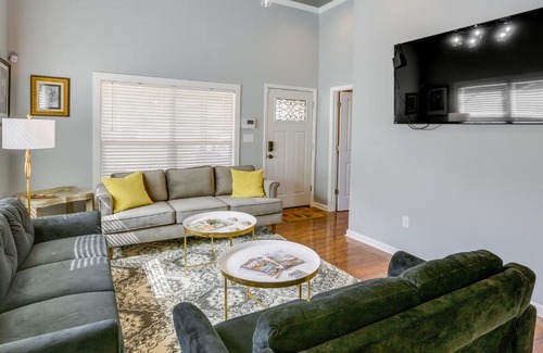 Quincy House | Inviting Quincy Cottage Walk to Historic Downtown