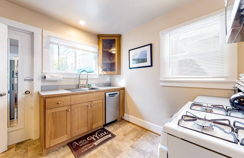 Beach Hill - Beach Flats House | Inviting retreat near Monterey Bay & San Lorenzo River w/full kitchen & WiFi