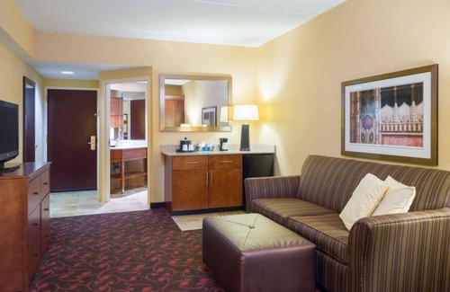 Carlisle House | Inviting Retreat with In-Room Movies and Free Breakfast – Steps from I-76 Access