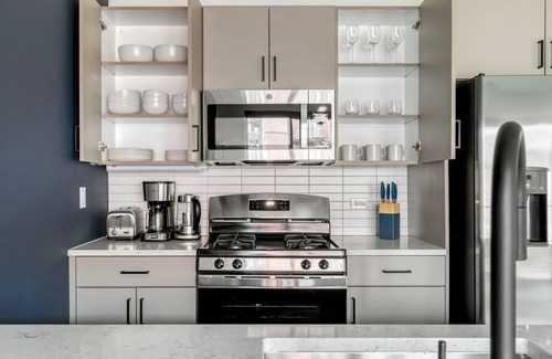 Killgubbin Apartment | Inviting River North 1BR w/Outdoor Pool, 1 Block to L, by Blueground