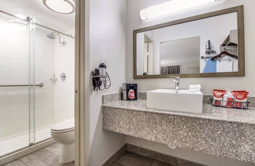 Addison Hotel | Inviting Room Close to WaterTower Theater - Relaxing Getaway