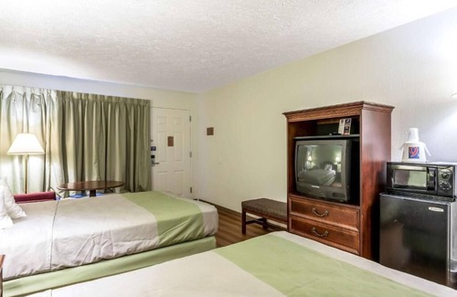 Edgewood Hotel | Inviting Room Near Local Attractions w/On-Site Dining & Laundry Facility