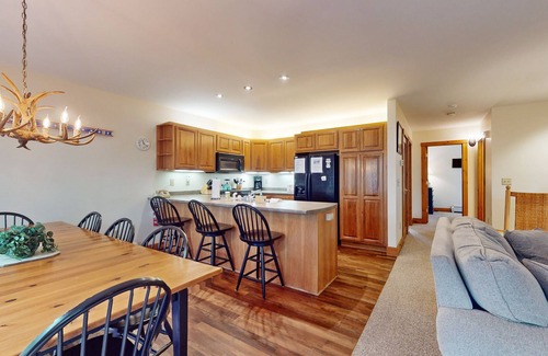 North Troy Condo | Inviting ski-in/ski-out condo - free WiFi, gas fireplace & free ski shuttle
