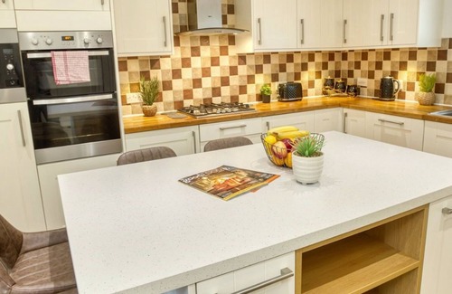 Lincoln House | Inviting & Spacious Home | Free Parking | Hospital