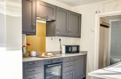 Lincoln House | Inviting & Spacious Home | Driveway | Free Wi-Fi