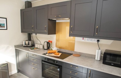 Lincoln House | Inviting & Spacious Home | Driveway | Free Wi-Fi