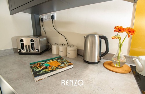 Lincoln House | Inviting & Spacious Home | Driveway | Free Wi-Fi