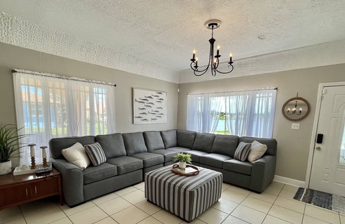 Florida South Atlantic Coast House | Inviting, Spacious, Relaxing & fun W/Lakeview and modern Historic Charm! 3/2.5