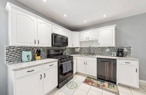 Mehlville House | Inviting St Louis Home w/Deck Near Forest Park!