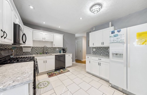 Mehlville House | Inviting St Louis Home w/Deck Near Forest Park!