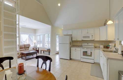 Summer Village Cottage | Inviting Summer Village Cottage: Golf Cart & More!