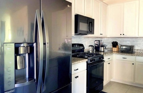 Arden House | Inviting Sunny House! Poker table~ 4br 3ba 7 beds/10 mins to Airport & Strip!
