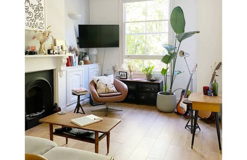 Homerton Apartment | Inviting Vintage Style 1BD near Hackney Central